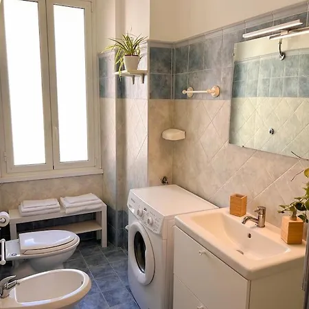 Near The Center With Private Bathroom *